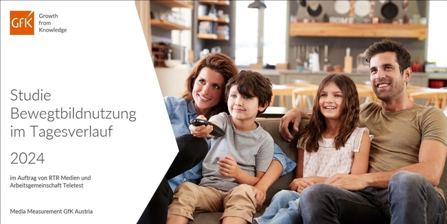 Traditionelle Familie am Sofa, links Frau, dann Bub und Mädel, circa sechs bis zehn Jahre alt, rechts Mann. Bub hält TV-Fernbedienung.